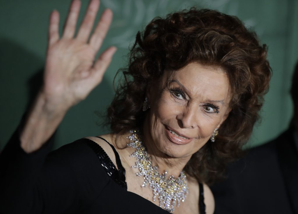 Sophia Loren, Valentino receive standing ovation in Milan – Aruba Today