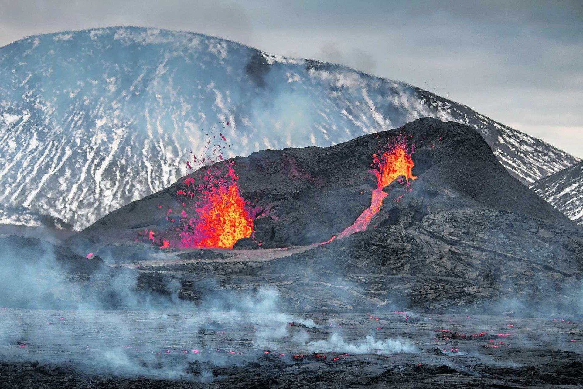 Hikers scramble as new fissure opens up at Icelandic volcano - Aruba Today